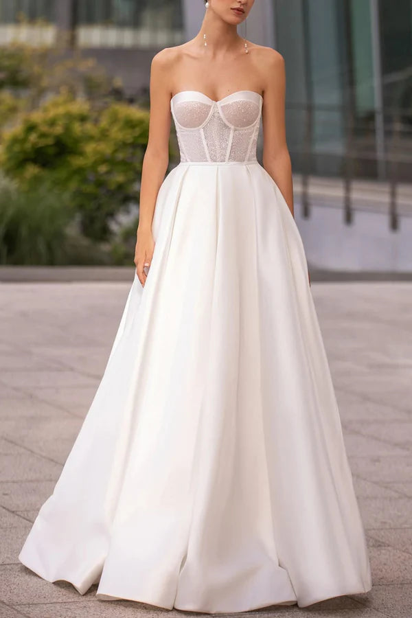Abito da sposa semplice in raso con scollo a cuore e scollo a V